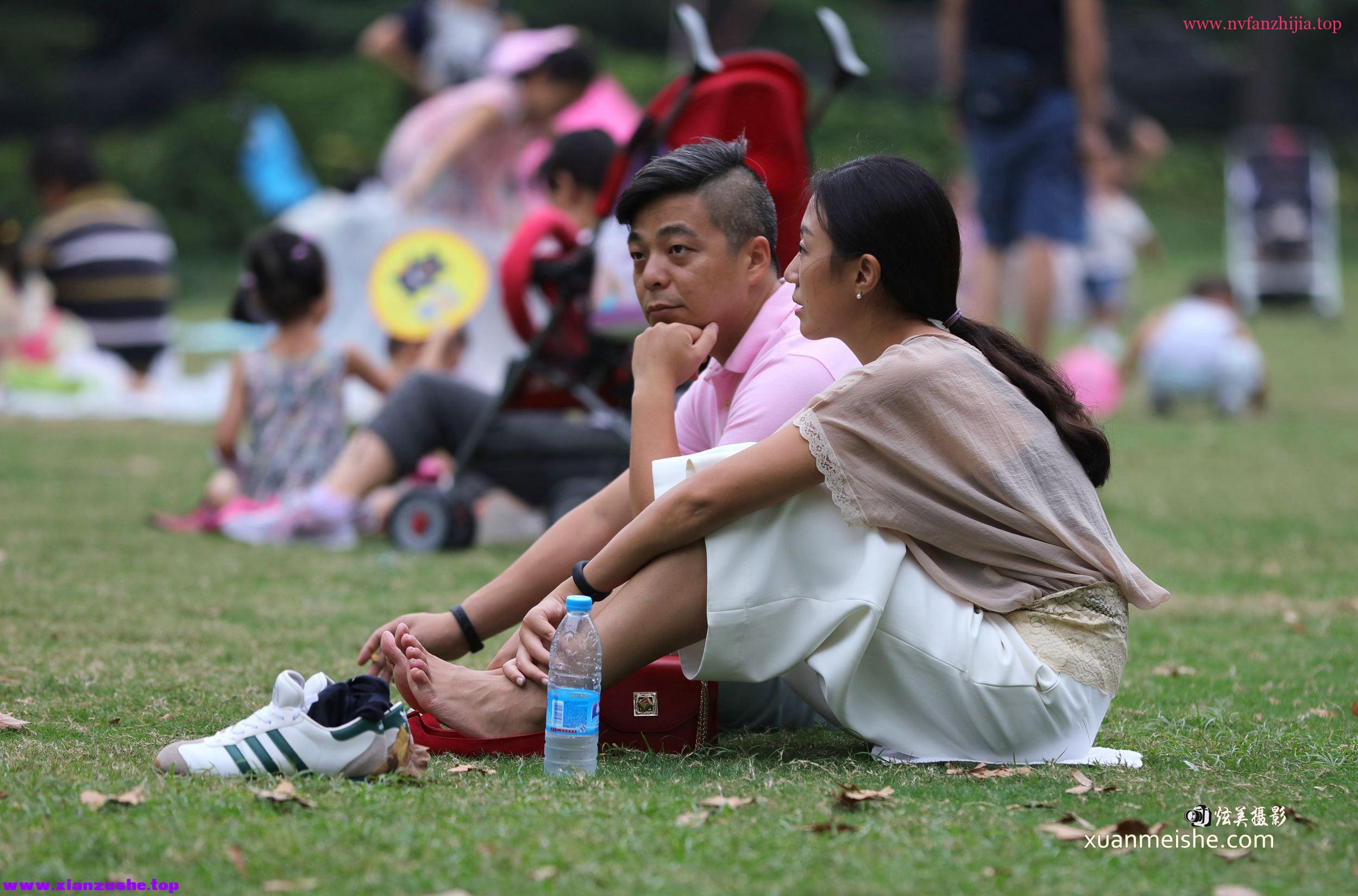 把淑女鞋踩在脚底，优雅的女人露出了光洁的足底（46P）